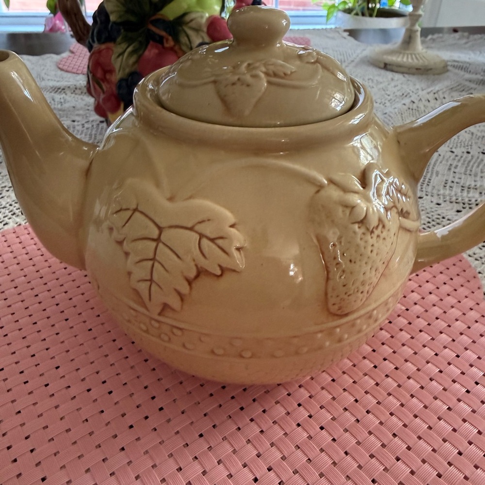 Vintage Strawberry Embossed Ceramic Teapot Pre-Owned Cottagecore - Picture 2 of 9